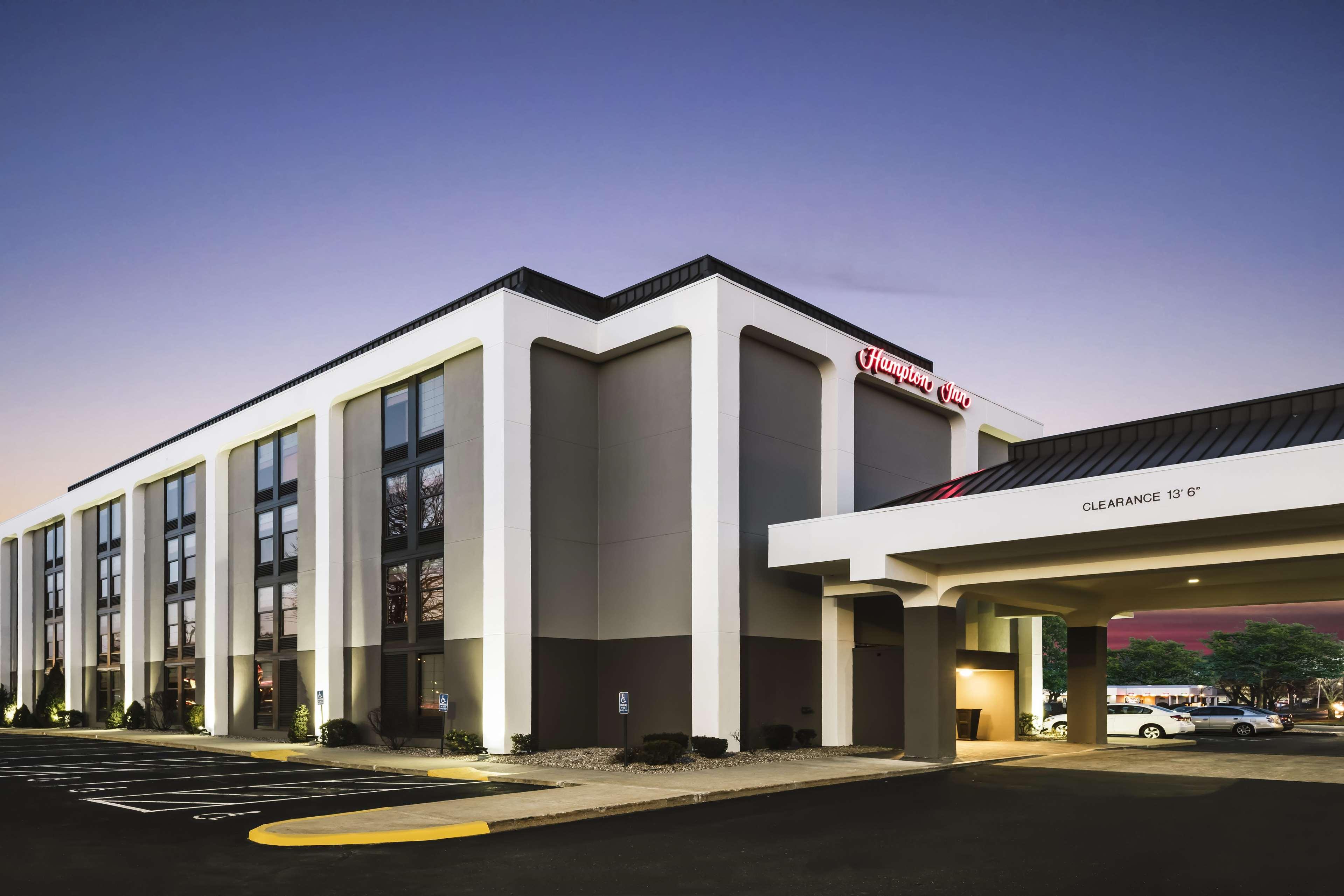 Hampton Inn West Springfield Exterior photo