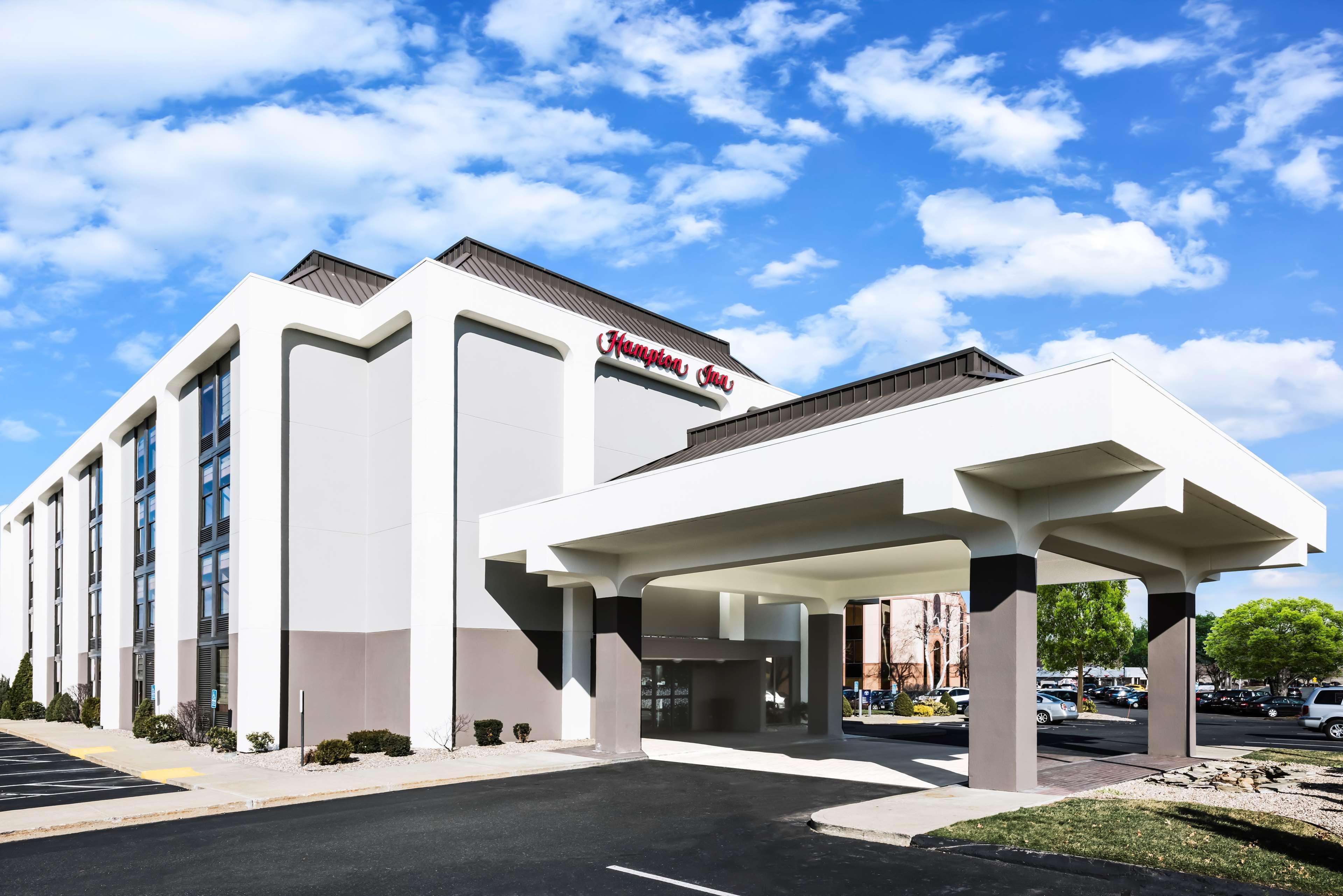 Hampton Inn West Springfield Exterior photo